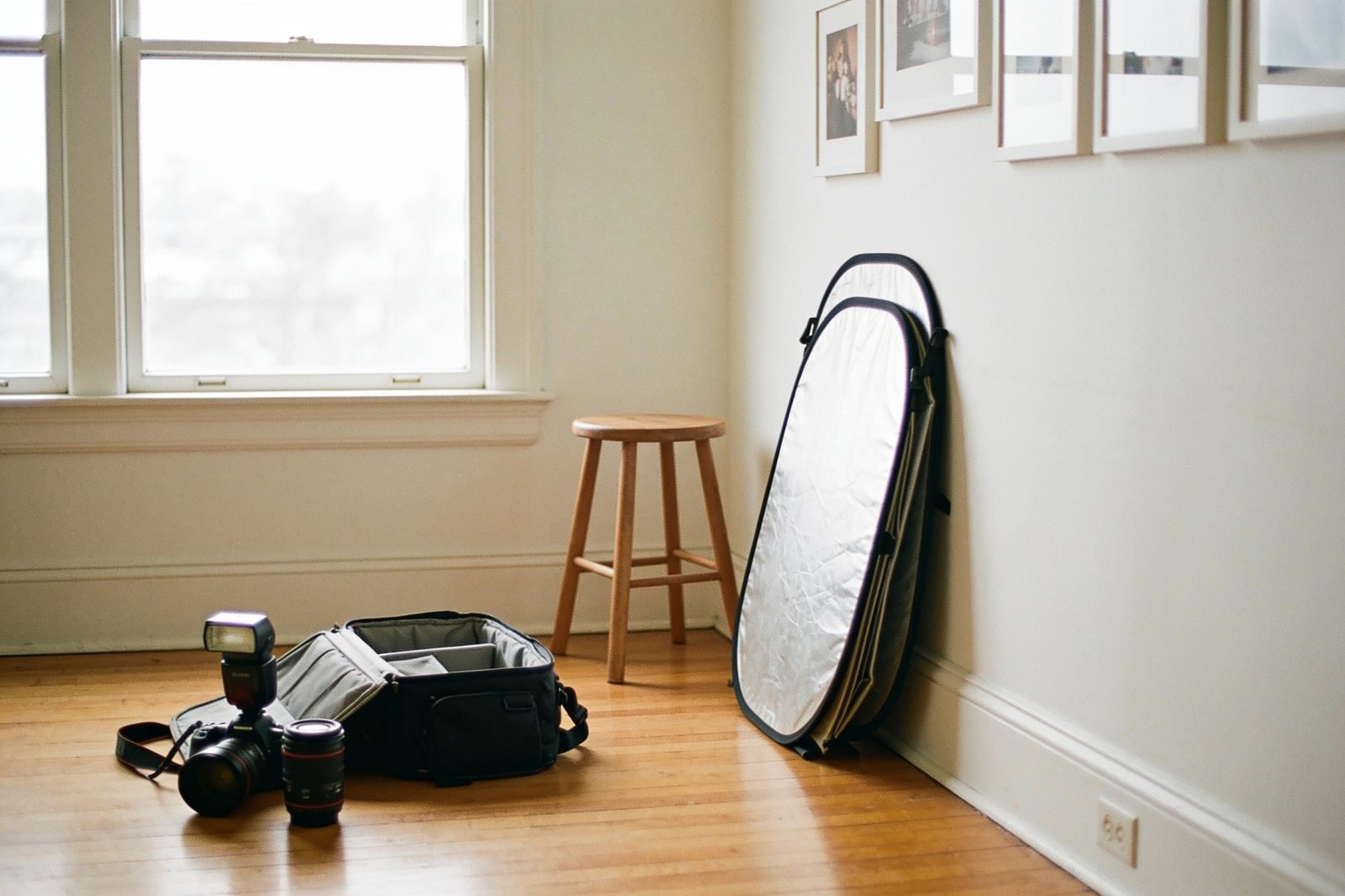 Kleines Tageslichtstudio mit Kameratasche, Reflektor und Hocker